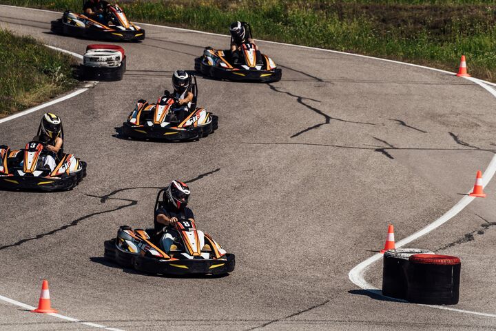 Bild einer Gruppe von Karts, die um die Strecke der Experience World Saalfelden düsen