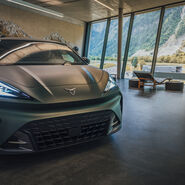 Man sieht ein Auto in einem Showroom mit Ausblick auf die Alpen bzw. auf die Experience World Saalfelden