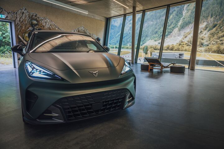 Man sieht ein Auto in einem Showroom mit Ausblick auf die Alpen bzw. auf die Experience World Saalfelden