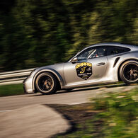 Im Bild eines auf der Strecke fahrenden Porsches mit dem Logo der Experience World Saalfelden