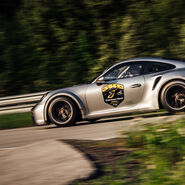 Im Bild eines auf der Strecke fahrenden Porsches mit dem Logo der Experience World Saalfelden