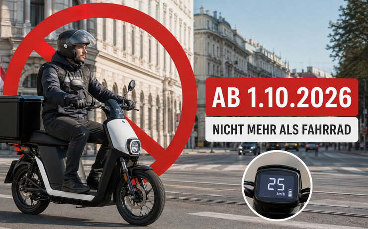 Ein Fahrer, der mit dem E-Moped mit Gepäck (25 km/h) in der Stadt unterwegs ist. Inschrift: Ab 1.10.2026 nicht mehr als Fahrrad.