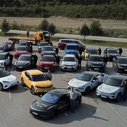 Elektroautos stehen auf einem Parkplatz.