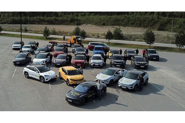 Elektroautos stehen auf einem Parkplatz.