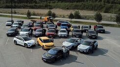 Elektroautos stehen auf einem Parkplatz.