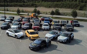 Elektroautos stehen auf einem Parkplatz.
