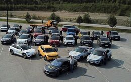 Elektroautos stehen auf einem Parkplatz.