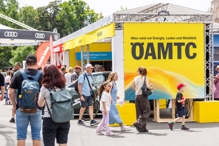 Seitliche Ansicht vom ÖAMTC Stand auf den Wiener Elektro Tagen 2026 am Rathausplatz Wien