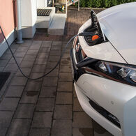 E-Auto mit Strom vom eigenen Dach laden