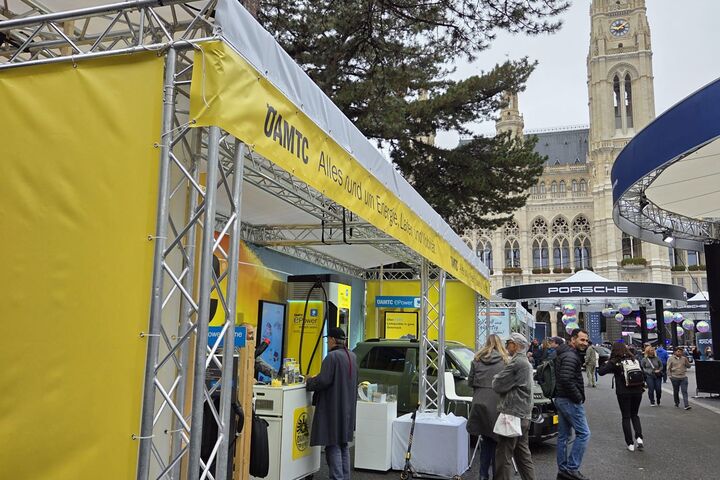 ÖAMTC Stand auf den Wiener Elektro Tagen mit dem Wiener Rathaus im Hintergrund