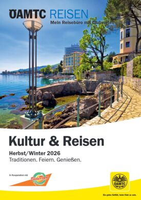 zeigt ein Katalogcover mit einem Bild einer Uferpromenade am Meer
