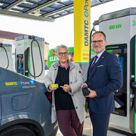 V.l.n.r.: Marcella Kral (ÖAMTC ePower) und Harald Großauer (Landesdirektor ÖAMTC Oberösterreich) Auf dem Bild ist links das hintere Teil eines Autos zu sehen mit einem Sticker von ÖAMTC ePower.Business. Daneben steht eine Frau, Marcella Kral, die eine ÖAMTC Ladekarte in der Hand hat. Neben ihr steht ÖAMTC Landesdirektor Harald Großauer.