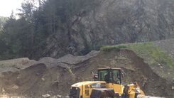 Bagger vor abgerutschtem Hang