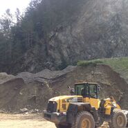 Bagger vor abgerutschtem Hang