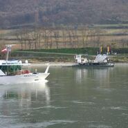 Donaufähre überquert die Donau.