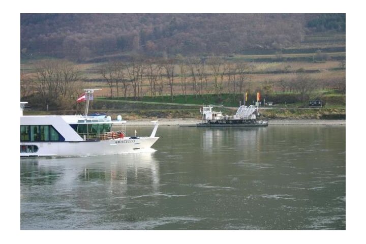Donaufähre überquert die Donau.