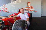 Rubens Barrichello kniet vor einem Formel-1-Ferrari von 2002.