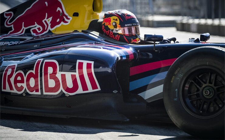 Formel 1 Ausschnitt eines Formel 1 Fahrzeugs mit Fahrer der einen Helm trägt.