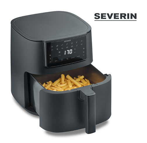 Die schwarze Heißluftfritteuse enthält knusprige Pommes.