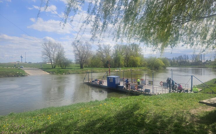 Fähre Angern bei der Überfahrt ans andere Ufer in der Slowakei.