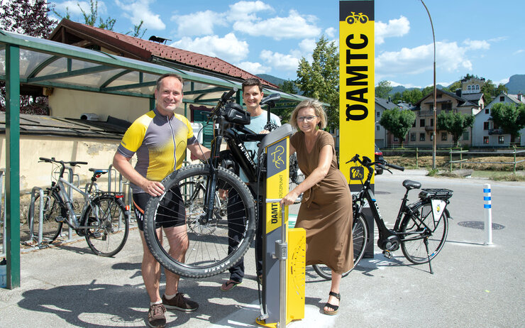 ÖAMTC Oberösterreich-Landesdirektor Harald Großauer, Stadtrat Martin Schott (Referent für Klima, Wirtschaft und Tourismus der Stadt Bad Ischl) und Bürgermeisterin Ines Schiller bei der Station am Auböckplatz.