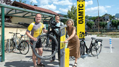 ÖAMTC Oberösterreich-Landesdirektor Harald Großauer, Stadtrat Martin Schott (Referent für Klima, Wirtschaft und Tourismus der Stadt Bad Ischl) und Bürgermeisterin Ines Schiller bei der Station am Auböckplatz.