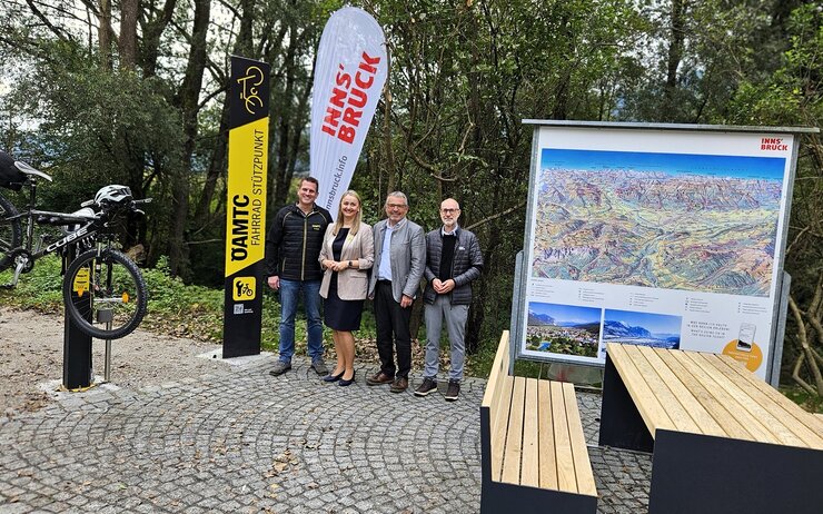 v. li. Fahrradsäule mit folgenden Personen Matthias Coreth und Ursula Muigg, ÖAMTC, Josef Walch, Bürgermeister von Inzing, Martin Pröller, Tourismus Innsbruck.