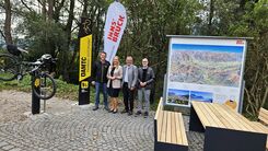 Fahrradsäule mit folgenden Personen Matthias Coreth und Ursula Muigg, ÖAMTC, Josef Walch, Bürgermeister von Inzing, Martin Pröller, Tourismus Innsbruck.