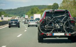 Ein Auto mit Heckfahrradträger auf einer Autobahn