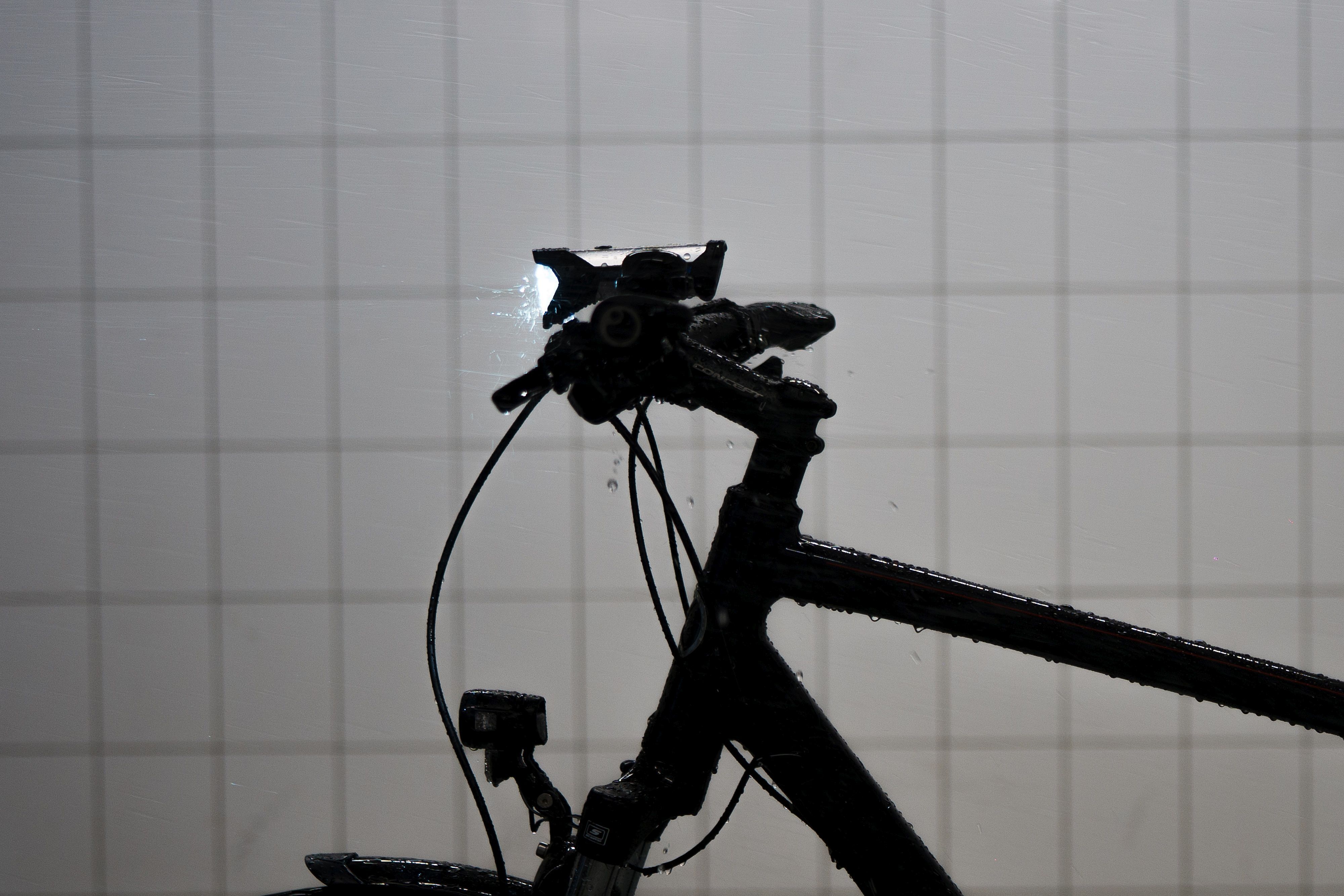 Die Leuchtkraft eines Fahrrad-Frontlichtes wird getestet.