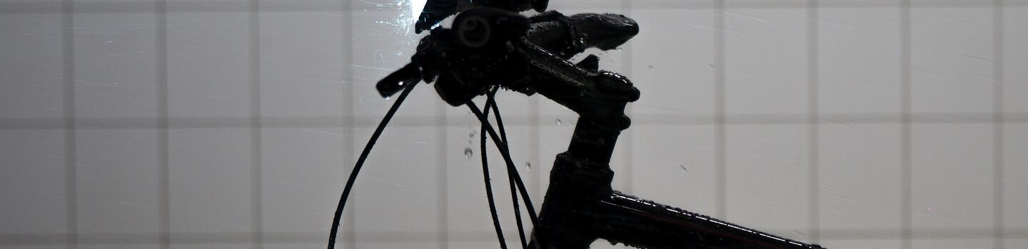 Die Leuchtkraft eines Fahrrad-Frontlichtes wird getestet.