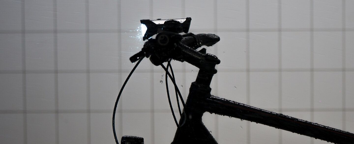 Fahrradlichttest 2025 Die Leuchtkraft eines Fahrrad-Frontlichtes wird getestet.