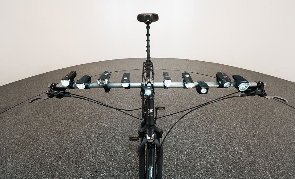 Verschiedene Fahrrad-Frontlichter werden auf ihre Leuchtkraft getestet.