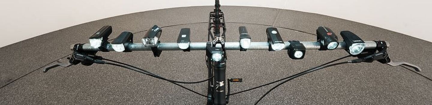 Verschiedene Fahrrad-Frontlichter werden auf ihre Leuchtkraft getestet.