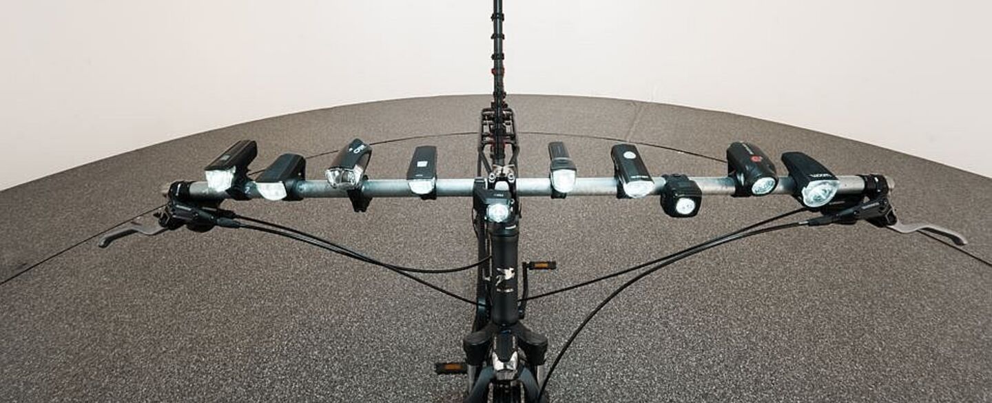 Fahrradlichttest 2025 Verschiedene Fahrrad-Frontlichter werden auf ihre Leuchtkraft getestet.