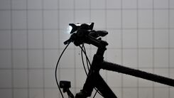 Die Leuchtkraft eines Fahrrad-Frontlichtes wird getestet.