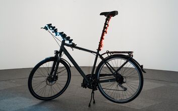 Fahrrad in Testhalle mit diversen Front- und Hecklichtern.
