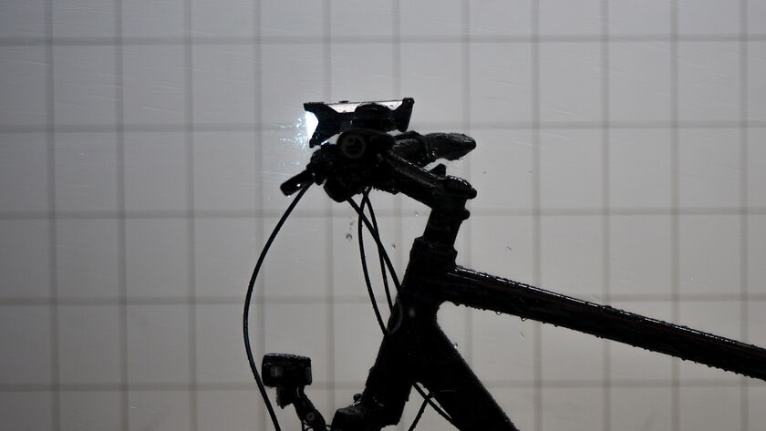 Die Leuchtkraft eines Fahrrad-Frontlichtes wird getestet.