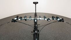 Verschiedene Fahrrad-Frontlichter werden auf ihre Leuchtkraft getestet.