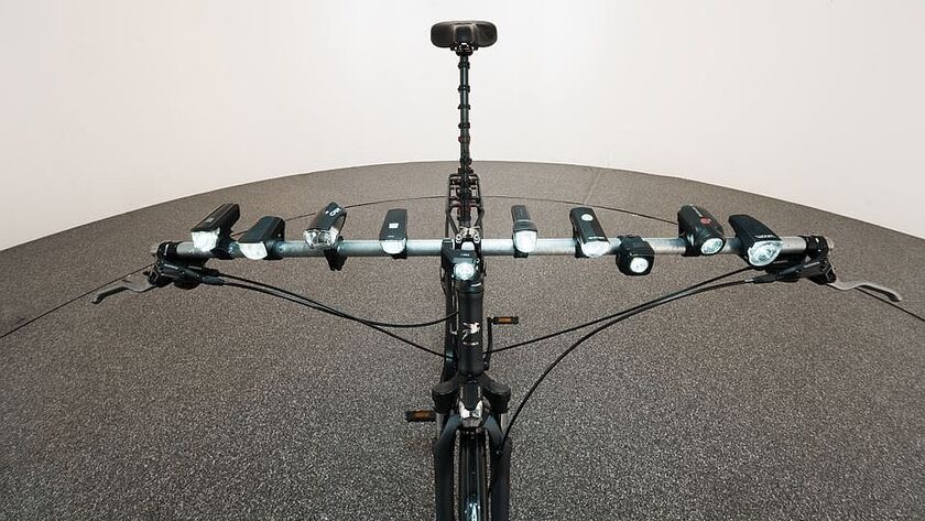 Verschiedene Fahrrad-Frontlichter werden auf ihre Leuchtkraft getestet.