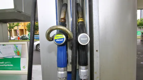 Zapfsäule mit zwei Zapfpistolen - Diesel und Ultimate Diesel.