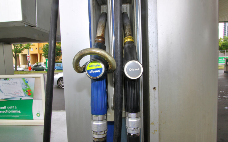 Zapfsäule mit zwei Zapfpistolen - Diesel und Ultimate Diesel.