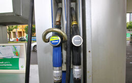 Zapfsäule mit zwei Zapfpistolen - Diesel und Ultimate Diesel.