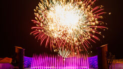Bunt beleuchtete Bühne der Seefestspiele.