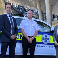 v.l.n.r.: Klaus Schwarzenberger (COO ÖAMTC-Flugrettung), Alexander Pamer (1. Vizepräsidentder ÖWR Bundesleitung), Marco Trefanitz (CEO ÖAMTC-Flugrettung) vor einem Rettungswagen der Österreichischen Wasserrettung.