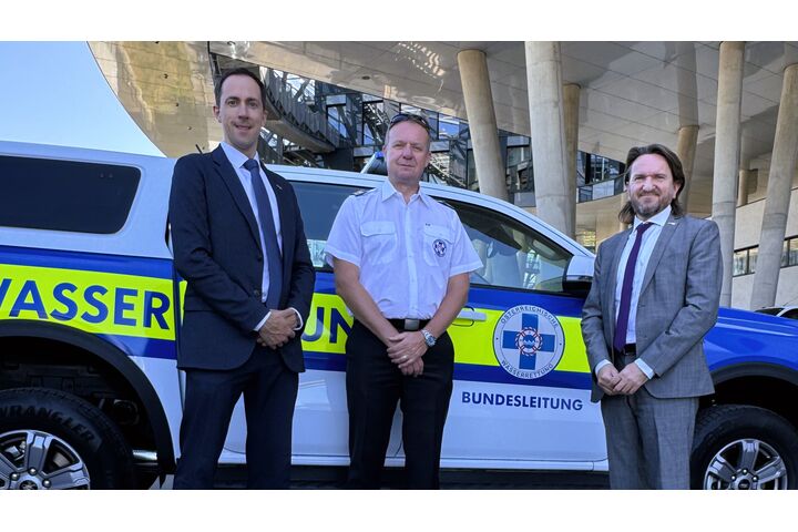 v.l.n.r.: Klaus Schwarzenberger (COO ÖAMTC-Flugrettung), Alexander Pamer (1. Vizepräsidentder ÖWR Bundesleitung), Marco Trefanitz (CEO ÖAMTC-Flugrettung) vor einem Rettungswagen der Österreichischen Wasserrettung.