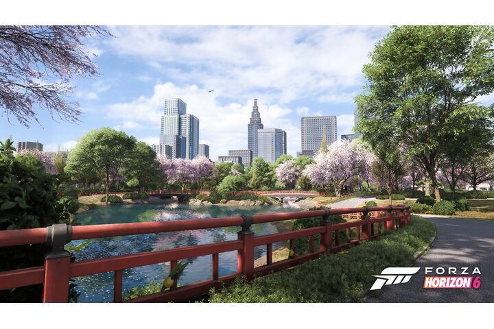 Screenshot aus Forza Horizon 6. Man sieht die japanische Landschaft, mit Hochhäusern im Hintergrund. 