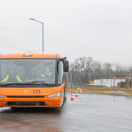 Ein Instruktor der ÖAMTC Fahrtechnik beobachtet einen Shuttle-Bus des Flughafen Wiens beim Rangieren.