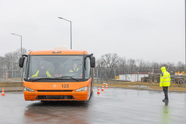 Ein Instruktor der ÖAMTC Fahrtechnik beobachtet einen Shuttle-Bus des Flughafen Wiens beim Rangieren.