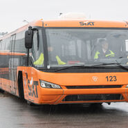 Eine Nahaufnahme eines Shuttle-Busses des Flughafen Wiens in dem ein Busfahrer gemeinsam mit einem Instruktor der ÖAMTC Fahrtechnik sitzt